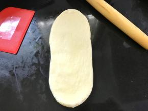 5、醒发好后，把一面团擀开。