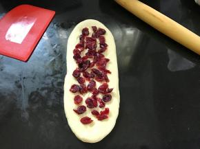6、翻面后加入蔓越莓。