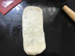 8、再次把面团擀开。