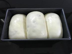 11、手指轻按面团，手按处不会很快回弹且手感略有张力，一般到模具的8成，二次发酵完成，