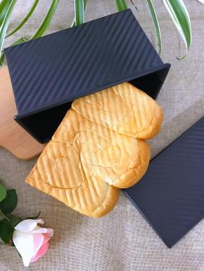 13、烤好后，拿出晾凉即可。脱模时一点也不沾盒子。