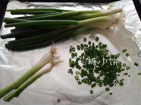 [自制干燥葱花] 葱取绿色部分切碎
