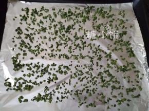 晾干之后会缩很多，手捏会碎。收进瓶子里装好保存，随用随取。