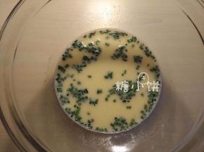 加牛奶和干燥葱花搅匀