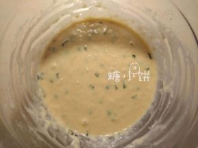 筛入一半低筋面粉和泡打粉的混合粉，拌匀。
再加入一个鸡蛋的蛋液，拌匀。
最后再筛入剩下的一半混合粉，拌匀。