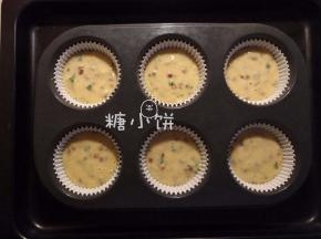 将拌好的面糊倒入纸杯中，倒到大约一半的位置