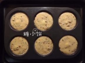 再将剩余面糊倒上去，盖住鹌鹑蛋。
我的纸杯高度大概到模具八分的位置，灌到纸杯刚满（即模具8分的位置）的话不会爆出模具，但是会爆出纸杯一些，最终成型会显得比较饱满。