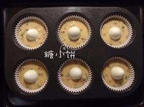 中间塞一个煮熟的鹌鹑蛋（鹌鹑蛋提前煮熟剥壳备用）