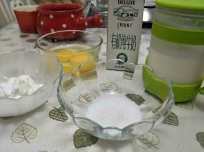 材料如图，糖我加了25，喜甜可40+。希腊酸奶非常浓稠。如果加普通酸奶，可减牛奶或奶油的量。或不加酸奶加入柠檬汁