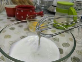 75克浓稠希腊酸奶加糖，搅拌均匀，顺滑。