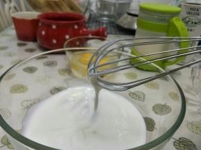 75克浓稠希腊酸奶加糖，搅拌均匀，顺滑。