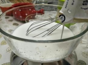 倒入180克牛奶，搅匀。