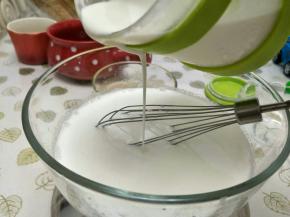 倒入150克淡奶油，(我存放到杯子里的铁塔奶油)。搅匀。