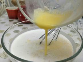 倒入打散的鸡蛋，搅匀。