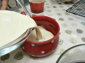 过滤好的布丁液，倒入容器，建议用小布丁杯。我没布丁杯，用了大碗，烤制时间长。