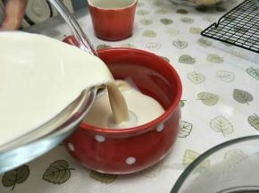 过滤好的布丁液，倒入容器，建议用小布丁杯。我没布丁杯，用了大碗，烤制时间长。