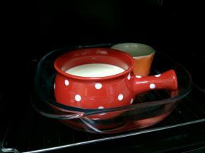 预热完毕，烤盘内加入适量温水，放入烤箱中下层。