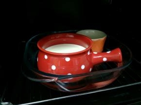 预热完毕，烤盘内加入适量温水，放入烤箱中下层。