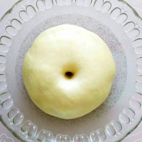 2.放入容器盖上保鲜膜放在温暖环境中发酵至两倍大。