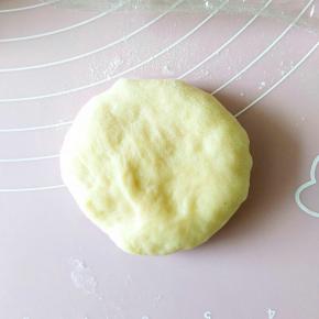 4.取一个松弛好的面团，用掌心压扁。
