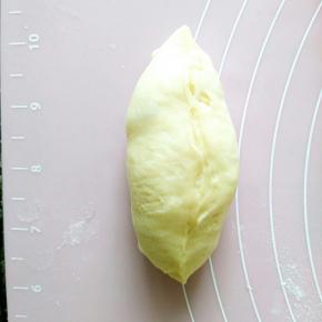 5.上下分别向中间折叠压紧。然后对折，捏紧收口。
