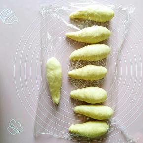 6.依次搓成一端粗一端细的水滴状，盖上保鲜膜松弛10分钟左右。
