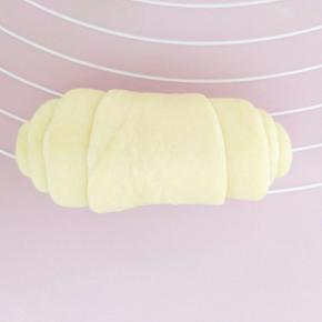 8.依次擀好后，自上而下卷起。

