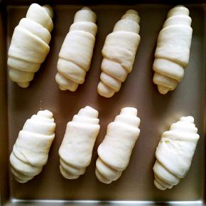 9.摆上烤盘，放在温暖湿润处发酵至两倍大（我是放在家里闲置的一个消毒碗柜里，在烤盘下面放一碗热水）。然后刷上蛋液。
