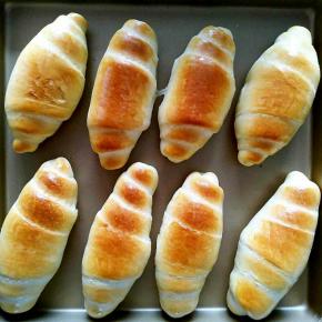 10.预热烤箱至180度，中层烘烤20分钟左右，（根据自己家烤箱的温度而定），出炉冷却即可。