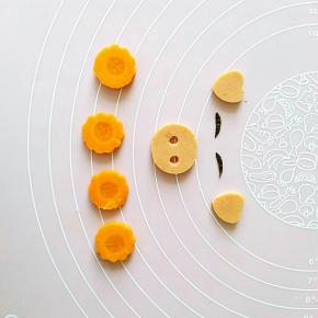        等待面包冷却的时间我们来准备配料。分别用火腿和胡萝卜刻出来耳朵，鼻子和车轮。用紫菜剪出眼睛。