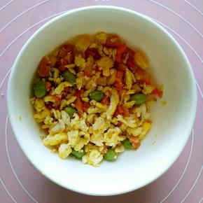 锅中加入少许玉米油，打入一个鸡蛋滑散，加入火腿丁，玉米粒，胡萝卜粒，青豆略炒，再加入少许盐调味（爱吃黑胡椒粉可以放一点儿），出锅晾凉，之后加入适量的沙拉酱拌匀。