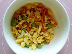 锅中加入少许玉米油，打入一个鸡蛋滑散，加入火腿丁，玉米粒，胡萝卜粒，青豆略炒，再加入少许盐调味（爱吃黑胡椒粉可以放一点儿），出锅晾凉，之后加入适量的沙拉酱拌匀。