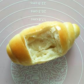 取一个冷却了的面包，将上面切开一个长方形，将面包挖空。