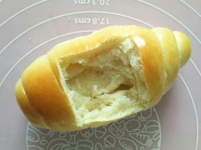 取一个冷却了的面包，将上面切开一个长方形，将面包挖空。