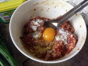 再加入鸡蛋、薯粉搅拌均匀