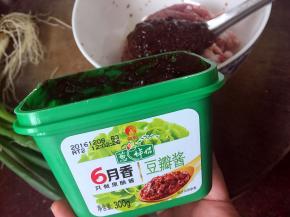 五花肉剁成泥后加入葱伴侣6月香黄豆酱