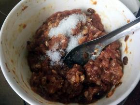 加入白砂糖和2g盐搅拌均匀