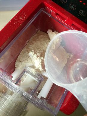 做灌汤包面皮，将满分和高筋面粉放入面条机中