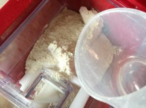 做灌汤包面皮，将满分和高筋面粉放入面条机中