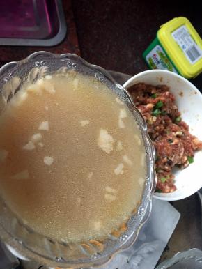 倒入腌制好的肉末中搅拌