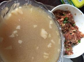 倒入腌制好的肉末中搅拌