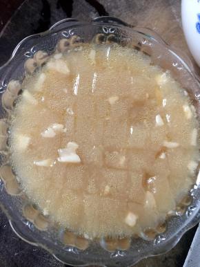 猪皮冻切成小块