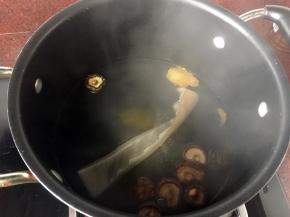 五花肉去皮后将猪皮和姜块加入适量清水放入锅中煮，锅里的水加入葱姜料酒、鸡汁、香菇、盐一起煮熬制成浓汤，然后将熬好的汤放凉后放入冰箱冷藏成猪皮冻