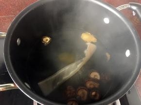 五花肉去皮后将猪皮和姜块加入适量清水放入锅中煮，锅里的水加入葱姜料酒、鸡汁、香菇、盐一起煮熬制成浓汤，然后将熬好的汤放凉后放入冰箱冷藏成猪皮冻