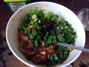 加入生抽、蚝油和葱花搅拌均匀后腌制半小时以上