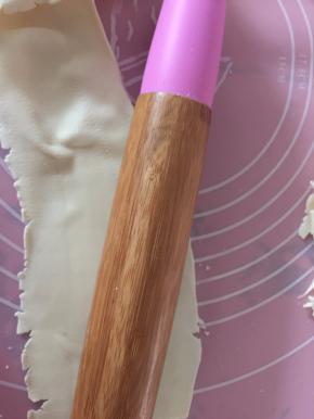 然后面皮用擀面杖擀薄，比饺子皮薄