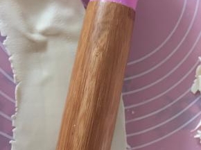 然后面皮用擀面杖擀薄，比饺子皮薄
