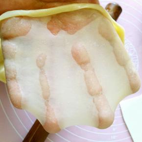 做法
1.将面团材料中除黄油以外的材料混合均匀之后揉成面团，揉至可以拉出较厚的薄膜后加入黄油，继续揉至完全扩展阶段。