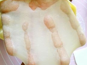 做法
1.将面团材料中除黄油以外的材料混合均匀之后揉成面团，揉至可以拉出较厚的薄膜后加入黄油，继续揉至完全扩展阶段。