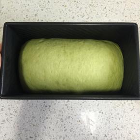 发酵到吐司盒的八分满，烤箱提前预热170度，上下火，烤30分钟即可